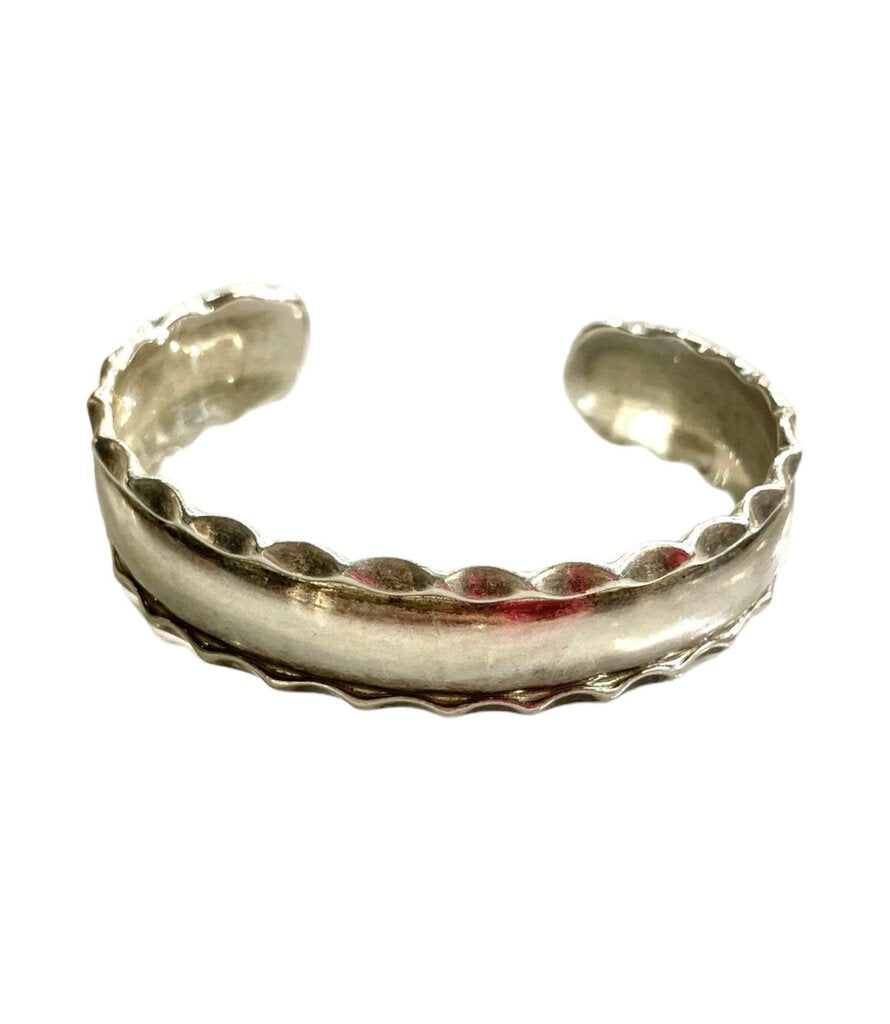 SS RIBBED EDGE CUFF BRACELET