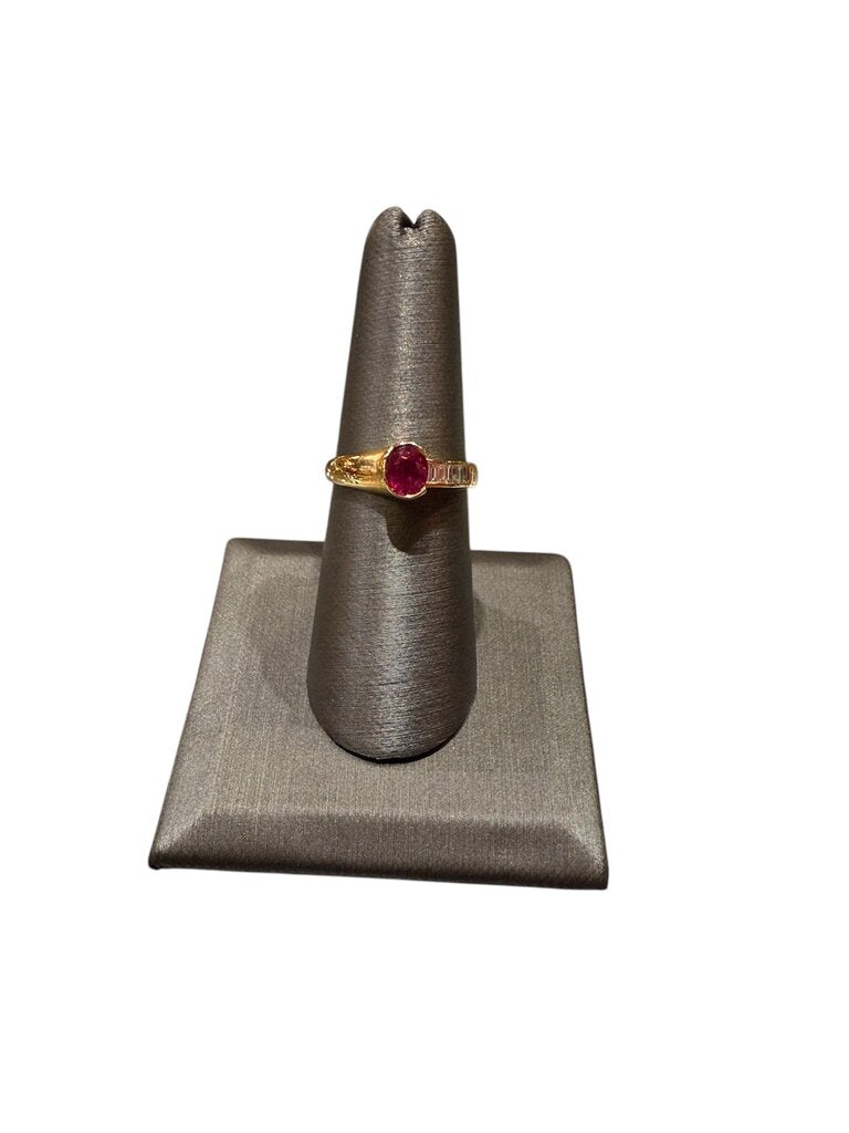 18KT YG 1/2CT RUBY ROUND BEZEL SET W/BAGUETTES CHANNEL SET SZ 6.5